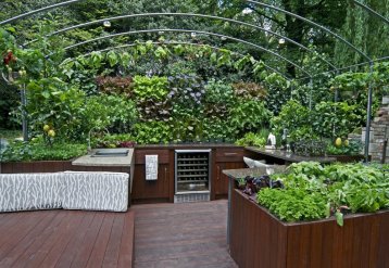 Dřevěná zahradní kuchyně mezi bylinkami