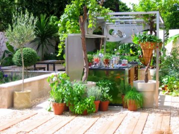Zahradní kuchyně (kov a dřevo) v zeleni